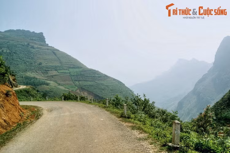 Từ năm 1959-1965, con lịch sử này đã thông suốt với chiều dài 185 km, nối thị xã Hà Giang với huyện Mèo Vạc. Đây là cuộc mở đường đầy gian khổ và hào hùng với sự tham gia của trên 1.200 dân công địa phương và 1.000 thanh niên xung phong.