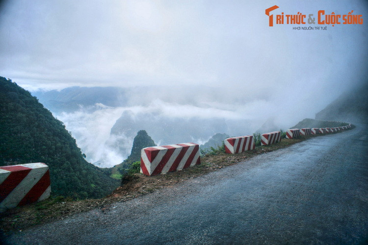 Tuyến đường đèo Mã Pí Lèng ở phía Bắc huyện được coi là con đèo hiểm trở, hùng vĩ bậc nhất Việt Nam, nơi nhiều người trẻ trên khắp ba miền ước mơ được chinh phục ít nhất một lần trong đời.