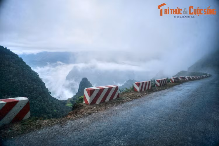 Tuyến đường đèo Mã Pí Lèng ở phía Bắc huyện được coi là con đèo hiểm trở, hùng vĩ bậc nhất Việt Nam, nơi nhiều người trẻ trên khắp ba miền ước mơ được chinh phục ít nhất một lần trong đời.