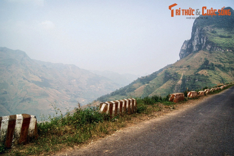 Trong thế kỷ 20, huyện Mèo Vạc được cả nước biết đến qua con đường Hạnh Phúc, có tên gọi chính thức là Quốc lộ 4C.