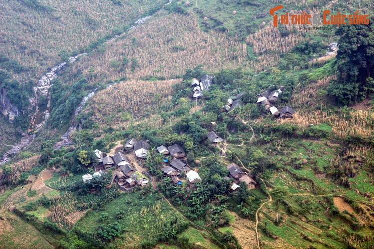 Ngoài đèo Mã Pí Lèng, huyện Mèo Vạc còn nhiều địa điểm thu hút khách du lịch như chợ tình Khau Vai, nhà cổ Chúng Pủa, làng văn hoá dân tộc H'mong, làng Du lịch dân tộc Lô Lô...