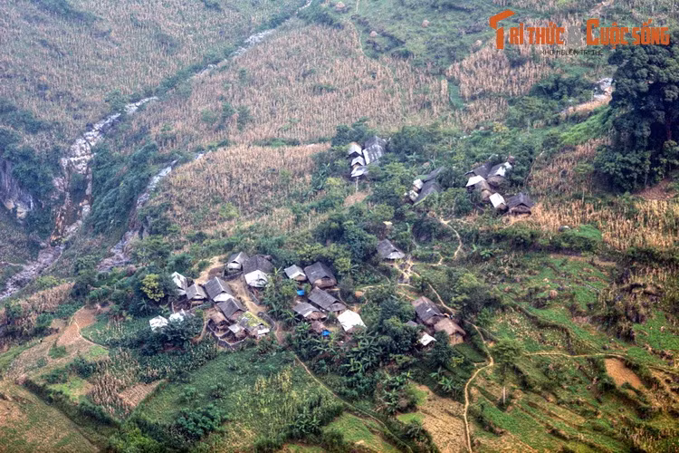 Ngoài đèo Mã Pí Lèng, huyện Mèo Vạc còn nhiều địa điểm thu hút khách du lịch như chợ tình Khau Vai, nhà cổ Chúng Pủa, làng văn hoá dân tộc H'mong, làng Du lịch dân tộc Lô Lô...