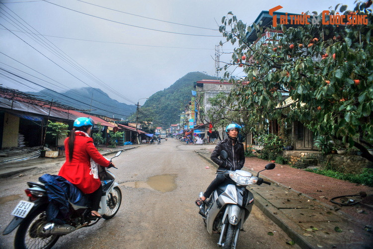 Huyện lỵ của huyện Mèo Vạc là thị trấn Mèo Vạc, có diện tích 17 km², dân số năm 2019 là 6.850 người, mật độ dân số đạt 403 người/km².