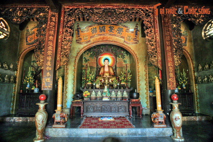 Chính điện được bài trí tôn nghiêm, gian giữa thờ đức Phật Thích Ca. Gian hai bên thờ Bồ tát Quan Âm và Bồ tát Địa Tạng.