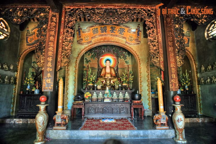 Chính điện được bài trí tôn nghiêm, gian giữa thờ đức Phật Thích Ca. Gian hai bên thờ Bồ tát Quan Âm và Bồ tát Địa Tạng.