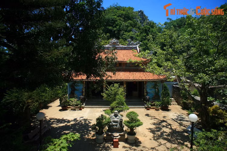 Những năm sau đó, chùa được trùng tu nhiều lần. Lần trùng tu lớn gần đây là vào năm 1995 - 1996. Công trình kiến trúc hiện nay của chùa bao gồm nhiều hạng mục như: tam quan, sân chùa, hành cung, chùa chính...