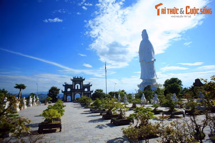 Điểm nhấn của chùa Linh Ứng - Bãi Bụt là tượng Quán Thế Âm cao nhất Việt Nam (67 mét). Tượng đứng tựa lưng vào núi mặt hướng ra biển, một tay bắt ấn tam muội, tay kia cầm bình nước cam lồ như rưới an bình cho những ngư dân đang vươn khơi xa... Mời quý độc giả xem video: Ý nghĩa những phong tục ngày Tết Việt | VTC1.