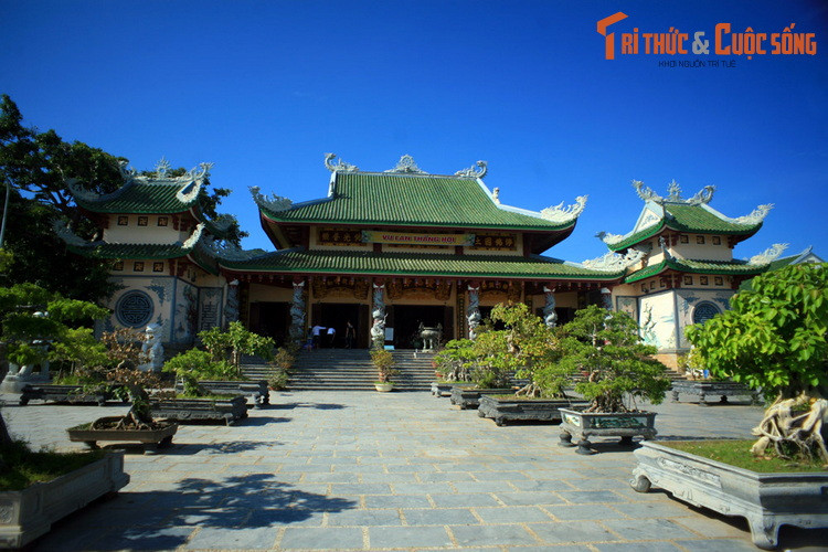 Chùa tọa lạc trên khu đất rộng 20 ha với những hạng mục chính điện, nhà tổ, giảng đường, tăng đường, thư viện, nhà ăn, nhà cầu, vườn tượng các vị la hán...