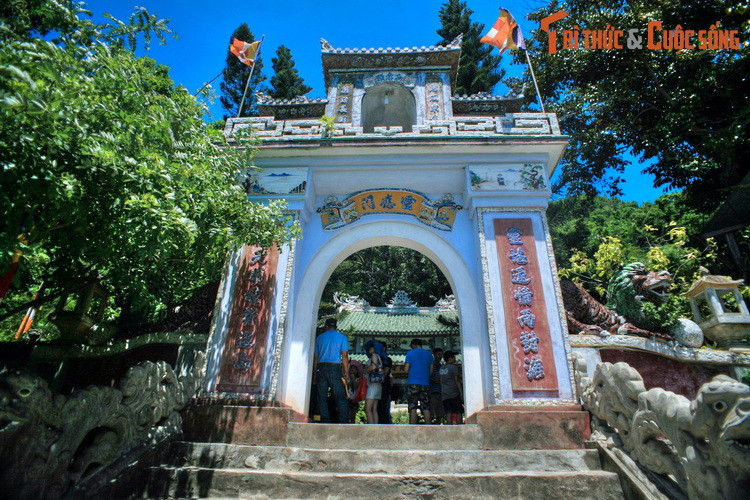 2. Tọa lạc ở phía Đông núi Thủy Sơn, chùa Linh Ứng - Non Nước là một ngôi chùa nổi tiếng khác thuộc quần thể di tích danh thắng Ngũ Hành Sơn. Chùa được xây vào đời vua Gia Long với tên gọi ban đầu là Ứng Chân. Đến năm 1841, vua Thành Thái cho đổi tên chùa là Linh Ứng tự.