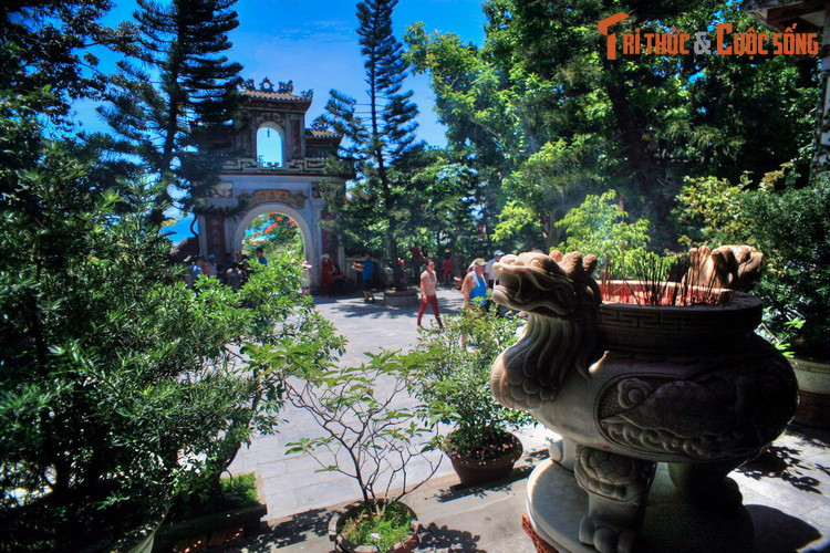 Trong khuôn viên chùa bài trí, hoa, cây cảnh, hòn non bộ sinh động... Cùng với chùa Tam Thai nằm gần đó, chùa Linh Ứng - Non Nước đã được công nhận là Di tích lịch sử - văn hóa cấp quốc gia của Việt Nam.