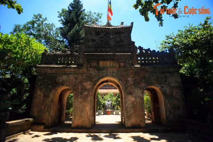 Vào thời Tây Sơn, chùa bị hư hỏng hoàn toàn. Dưới đời vua Minh Mạng, chùa Tam Thai được trùng tu vào năm 1825 và trở thành nơi tu của em gái nhà vua. Năm 1901, cơn bão Tân Sửu đã tàn phá ngôi chùa. Đến năm 1907, chùa mới xây dựng lại.