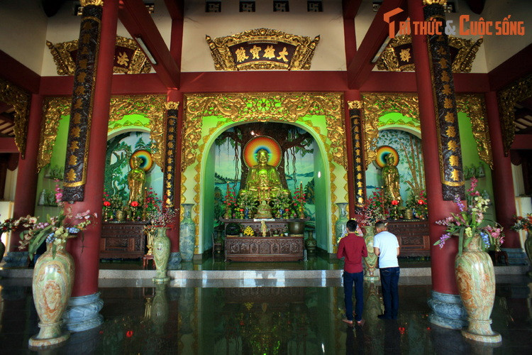 Ngôi chính điện có quy mô khá lớn, chính giữa thờ tượng Phật Bổn Sư Thích Ca Mâu Ni, bên phải thờ Quan Thế Âm Bồ Tát, bên trái thờ Địa Tạng Vương Bồ Tát. Cả ba pho tượng đều được làm bằng đồng.