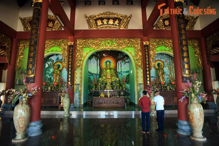 Ngôi chính điện có quy mô khá lớn, chính giữa thờ tượng Phật Bổn Sư Thích Ca Mâu Ni, bên phải thờ Quan Thế Âm Bồ Tát, bên trái thờ Địa Tạng Vương Bồ Tát. Cả ba pho tượng đều được làm bằng đồng.