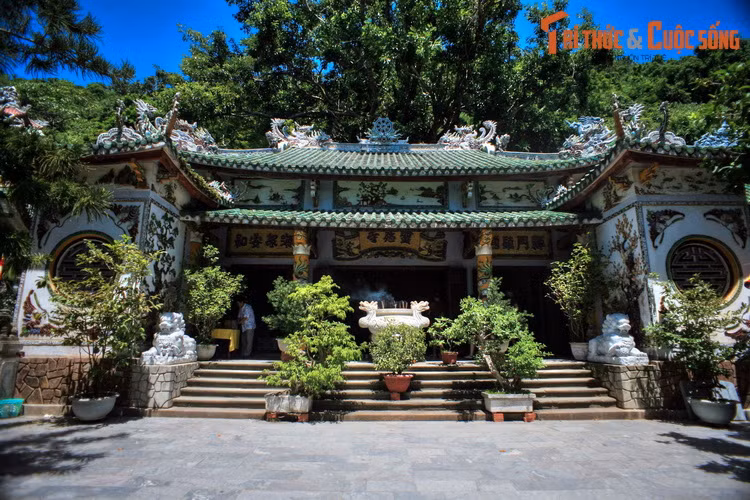 Trong hai thế kỷ tồn tại, chùa Linh Ứng đã được trùng tu nhiều lần. Các lần trùng tu gần đây là vào năm 1993 và 1997. Chùa có chính điện xây kiểu chữ “Nhất”, bên phải là nhà tổ, giảng đường, nhà khách, nhà thiền và nhà trù.