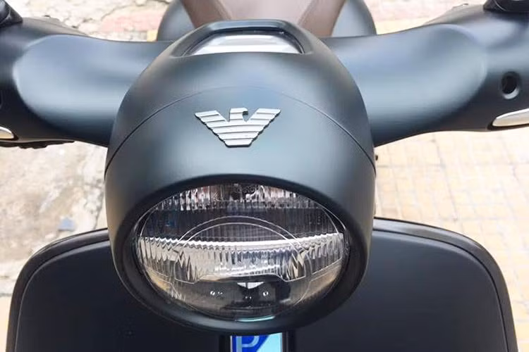 Màu xám đen mờ chuyển màu sang xanh khi bạn nghiêng chiếc xe lệch một chút và với điều kiện có ánh sáng chiếu rọi trực tiếp.