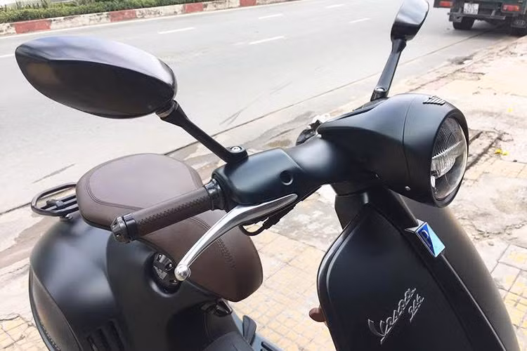 Về cơ bản, phiên bản Vespa 946 Emporio Armani không khác gì về thiết kế lẫn thông số kỹ thuật so với bản tiêu chuẩn. Điểm đặc biệt của xe đến từ màu sơn và một vài điểm nhấn với sự xuất hiện của thương hiệu Giorgio Armani.