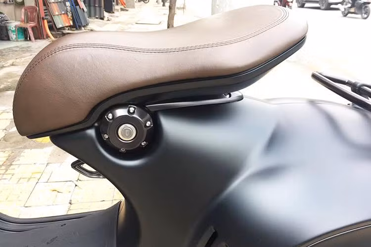 Tại thời điểm ra mắt, chiếc Vespa 946 Emporio Armani có giá bán lên tới gần nửa tỷ đồng (khoảng 405 triệu đồng), tuy nhiên sau một thời gian sử dụng, chiếc xe được rao bán với giá hơn 300 triệu đồng.