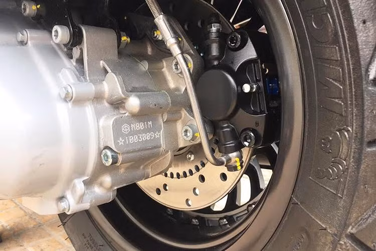 Vespa 946 Emporio Armani vẫn sử dụng động cơ giống như bản tiêu chuẩn, đó là loại xi lanh đơn, phun xăng điện tử, 3 van, dung tích 125 cc và làm mát bằng không khí.