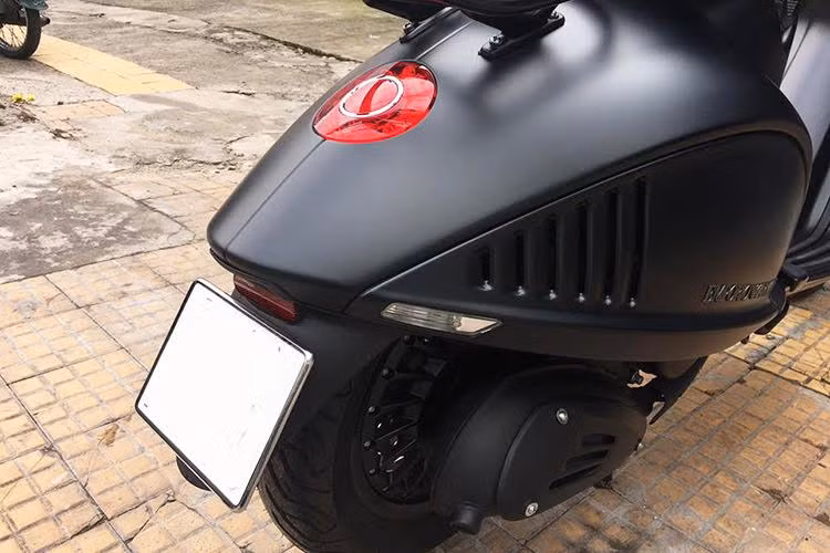 Thiết kế của xe vẫn dựa trên nguyên mẫu của chiếc Piaggio 946 từ kiểu dáng cho đến cấu hình xe, tuy nhiên phiên bản Emporio Armani khác biệt hơn khi được trang bộ phụ kiện da và màu sơn đặc biệt.