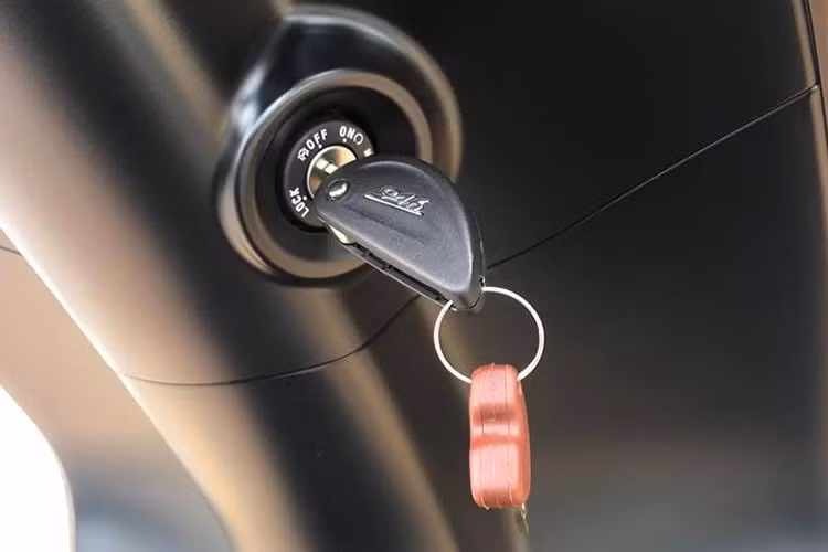 Khóa xe nằm ở phần thân cổ với ổ chìa thiết kế đơn giản có thể bẻ gập kiểu dao kéo. Bên cạnh đó là chìa khoá phụ thiết kế kiểu truyền thống.