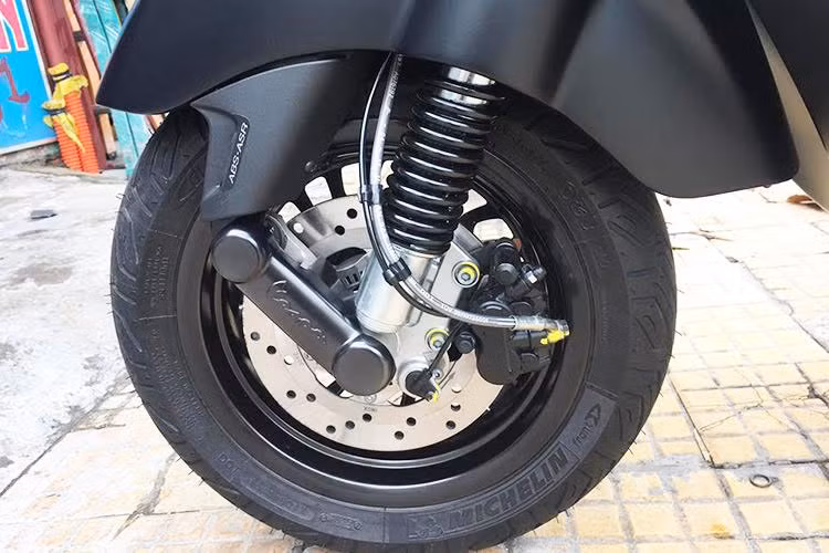 Bánh xe trước trang bị hệ thống chống bó cứng phanh ABS 2 kênh, các bánh xe lớn 12 inch và hệ thống điều khiển lái điện tử có thể kết hợp với các thiết bị internet mới nhất.