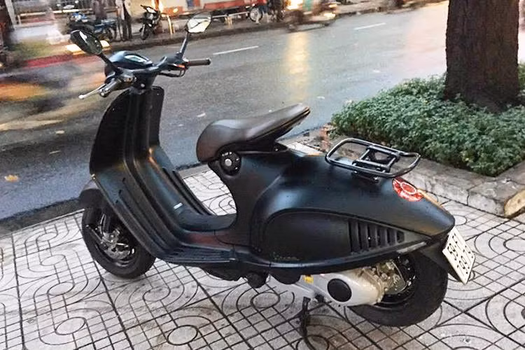 So với chiếc xe xuất hiện lần đầu tiên vào hồi tháng 9 năm ngoái tại Việt Nam, chiếc Vespa 946 Emporio Armani phiên bản 2016 này hiện còn mới tới 99% và chạy được quãng đường 77 km.
