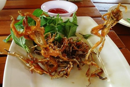 Khô nhái chiên giòn có thể chấm với tương ớt, nước chấm pha theo công thức riêng song tuyệt hảo nhất là khi kết hợp với mắm me, tạo nên hương vị chua - cay - mặn - ngọt hòa quyện.