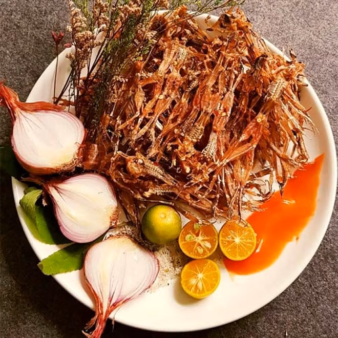 Không quá cầu kì, khô nhái chiên mắm chỉ cần ăn kèm với dưa leo, rau thơm cũng giúp thực khách tận hưởng vị đặc sản hương đồng gió nội.