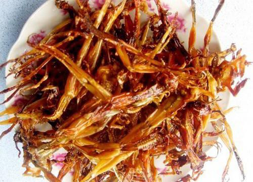 Khô nhái chiên với mắm me hoặc nước mắm cũng giúp làm dậy lên vị thơm ngon của nguyên liệu. So với cách chiên giòn, khô nhái chiên mắm được đánh giá chắc ngọt, đượm vị nhờ những gia vị đi kèm.