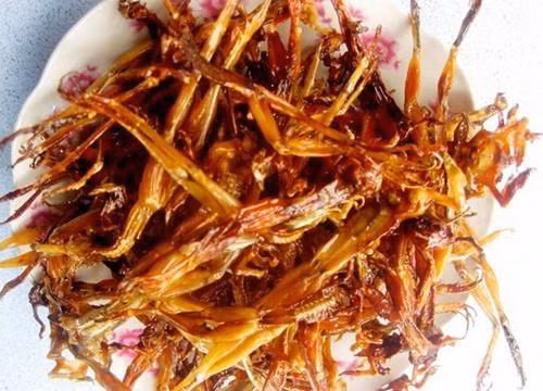 Khô nhái chiên với mắm me hoặc nước mắm cũng giúp làm dậy lên vị thơm ngon của nguyên liệu. So với cách chiên giòn, khô nhái chiên mắm được đánh giá chắc ngọt, đượm vị nhờ những gia vị đi kèm.