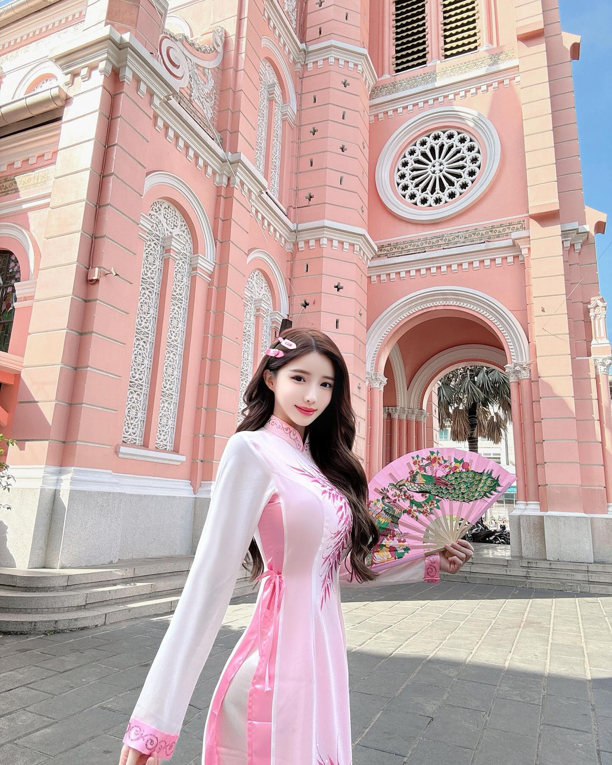 Nhìn ngắm mỹ nhân thả dáng trong trang phục kín đáo, không ít người trầm trồ bởi vẻ ngoài quá đỗi xinh đẹp của cô nàng. Có thể nói, không phải cứ phô trương da thịt mới thu hút sự chú ý, chọn trang phục phù hợp cũng góp phần điểm tô sắc vóc bội phần.