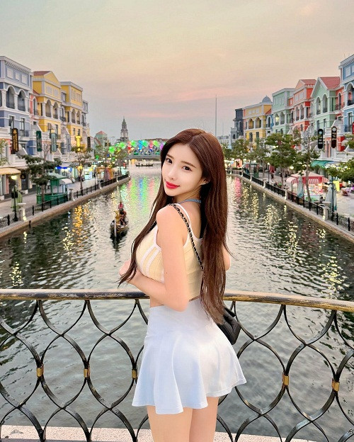 Yêu thích gu thời trang gợi cảm, mỗi lần biểu diễn, Amber Na thường chọn những bộ đồ táo bạo nhằm phô diễn triệt để lợi thế ngoại hình.