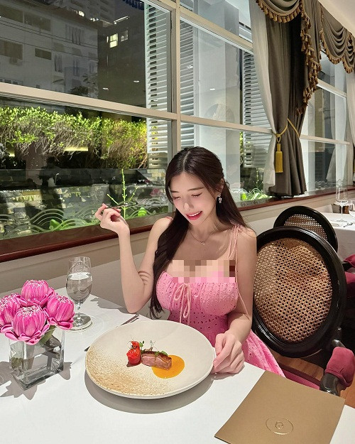 Không chỉ thời trang đi diễn, đời thường Amber Na cũng rất chuộng phong cách thời trang gợi cảm.