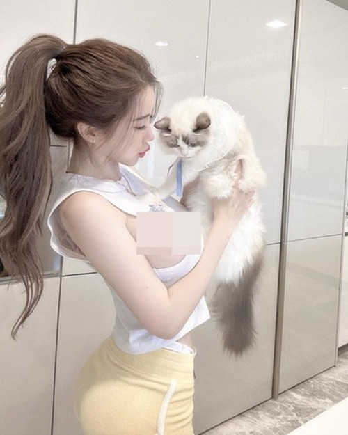 Thậm chí, cô nàng không ngại “thả rông” trước ống kính.