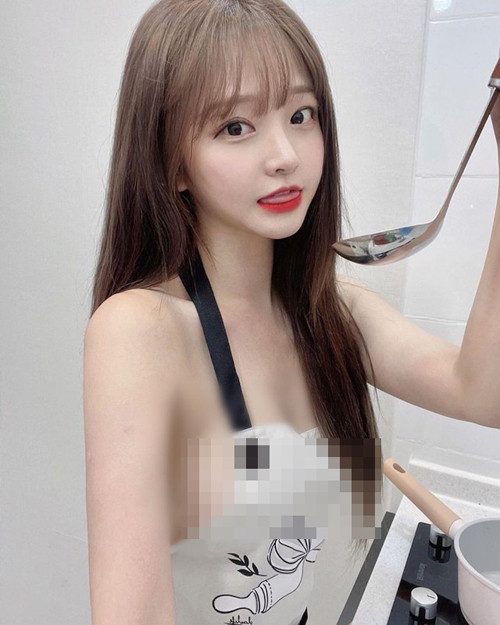 Thời gian gần đây, không ít hot girl, streamer lựa chọn gian bếp làm nơi o bế hình ảnh, tạo điểm nhấn nhằm thu hút sự chú ý của người dùng mạng xã hội. (Ảnh minh họa)