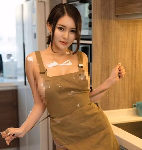 Nhà bếp vốn là nơi nấu ăn, thường có nhiệt độ cao, nhiều dầu mỡ và các dụng cụ sắc nhọn như dao kéo, nồi chảo. Hot girl cố tình mặc tạp dề không nội y, bikini để tạo nên sự “tươi mát”, đối lập với không gian nhà bếp.