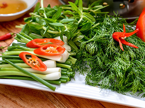 Thịt cá âm dương được dùng kèm với loại nước chấm được pha chế riêng, ăn kèm các loại rau sống để át đi mùi tanh, giúp thực khách thăng hoa trong mỗi lần động đũa.