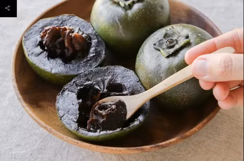  Hồng socola. Hồng socola là một loại cây thân gỗ có màu sắc và quả có mùi vị khá giống với socola. Loại quả này trong tiếng Anh được gọi là Black Sapote. Quá trình phát triển, hồng socola có vẻ ngoài giống cà chua. Khi chín, màu vỏ xanh sáng dần chuyển xanh thẫm, có phần thịt mềm màu socola bên trong. (Ảnh: Unbelievable, minh họa)