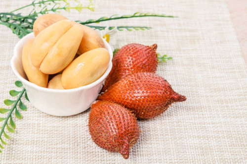 Khác với vẻ ngoài gai góc, ruột mây có màu trắng ngà hoặc ngả vàng trông rất hấp dẫn, bọc lấy phần hạt cứng màu nâu nhạt. Với nhiều người, trái mây là món ăn nhẹ yêu thích với phần thịt thơm ngon mang chút vị dứa, cam và mật ong. Ngoài thưởng thức trực tiếp, trái mây còn có thể chế biến thành rượu vang, nước ép hoặc làm kẹo.