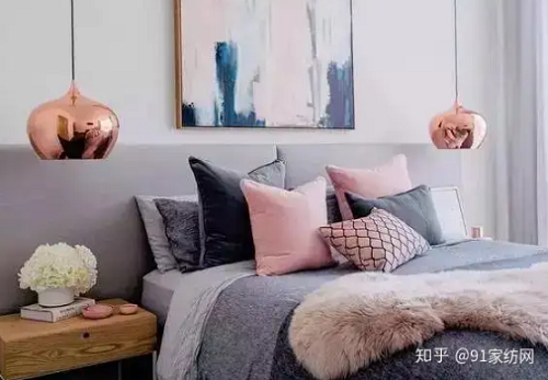 Ngoài việc làm sạch, bạn cũng nên áp dụng mẹo sau để nệm bền hơn. Thứ nhất, luôn giữ nệm khô ráo. Thứ hai, cần xé lớp màng bảo vệ nệm trước khi dùng. Nếu không xé lớp màng này, nệm kín khí dễ bị nấm mốc, tạo điều kiện cho vi khuẩn sinh sôi. Hơn nữa, màng nhựa này cũng không tốt với hệ hô hấp cơ thể.