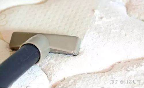 Dùng baking soda để hút ẩm. Với nệm ẩm, bạn tiến hành làm sạch tạp chất bằng máy hút bụi rồi rắc baking soda lên bề mặt. Đợi sau 2 giờ, dùng máy hút bụi hút sạch baking soda trên nệm. Baking soda vừa giúp hút ẩm vừa có thể làm sạch, khử mùi cho nệm rất tốt.