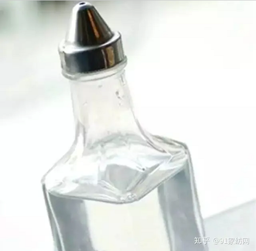 Dùng giấm trắng để làm sạch nước tiểu. Nếu nệm dính nước tiểu, bạn có thể xịt giấm trắng lên vùng cần làm sạch, để yên trong 1 giờ. Tiếp đó, dùng khăn ướt thấm sạch giấm (không dùng khăn lau, tránh vết bẩn lan rộng hơn). Nếu nước tiểu để lại màu ố vàng, bạn có thể dùng bàn chải đánh răng để loại bỏ vết bẩn cứng đầu rồi phơi nắng hoặc sấy khô bằng máy sấy tóc.