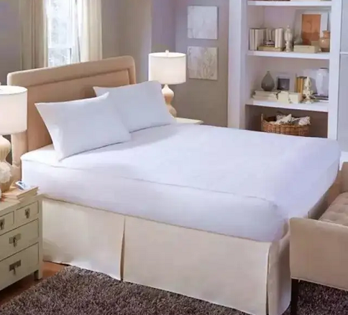 Khi làm sạch bằng máy hút bụi, bạn nên tập trung ở mặt thường nằm và những khe nhỏ. Đây là vị trí nhiều bụi tích tụ nhất.