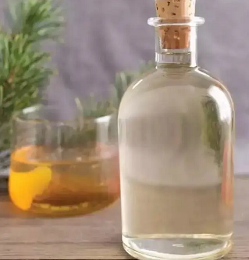 Với vệt máu mới, bạn nên ngâm trong nước lạnh chừng 10 phút, dùng khăn nhúng xà phòng để lau sạch. Sau khi vết máu được loại bỏ, dùng khăn ướt khác để loại bỏ bọt xà phòng, cặn bẩn rồi sấy khô.