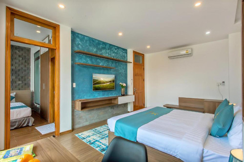 Thứ ba, thường xuyên lật nệm. Việc điều chỉnh trước sau, trái phải mỗi tháng 2-3 lần giúp nệm chịu lực đều hơn, kéo dài thời gian sử dụng. Thứ tư, nên vệ sinh nệm thường xuyên bằng cách thay ga, mền. Cuối cùng, chú ý bảo vệ 4 góc của nệm. 4 góc này rất dễ xẹp, thường xuyên ngồi hoặc nằm lên vị trí này sẽ khiến lò xo đàn hồi kém.