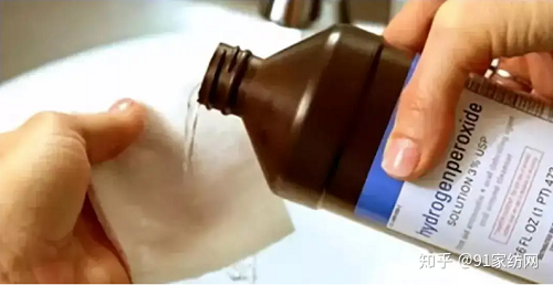 Dùng oxy già loại bỏ vệt máu. Nếu có vệt máu khô trên nệm, hãy xịt oxy già y tế nồng độ 3%. Sau khi oxy già sủi bọt, rửa sạch bằng nước lạnh rồi lau bằng khăn khô.