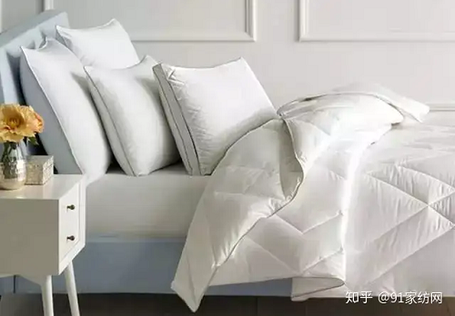 Nệm dùng lâu ngày sẽ tích tụ chất bẩn từ các mảnh vụn trên da, vết mồ hôi, mạt bụi,... Nếu không được làm sạch, chất bẩn tích tụ lâu ngày trên nệm ảnh hưởng trực tiếp đến sức khỏe người dùng. Bên cạnh giặt nệm định kỳ, bạn có thể áp dụng những mẹo làm sạch nệm dưới đây để vệ sinh, loại bỏ vết bẩn trên nệm mà không cần phải giặt toàn bộ. (Ảnh: ABLW)