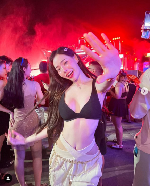 Trong khi đó, hot girl Thái lại kết hợp mẫu quần lộ nội y với áo tắm, để lộ nhiều khoảng da thịt, tạo cảm giác phô trương.