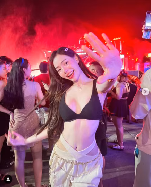 Trong khi đó, hot girl Thái lại kết hợp mẫu quần lộ nội y với áo tắm, để lộ nhiều khoảng da thịt, tạo cảm giác phô trương.