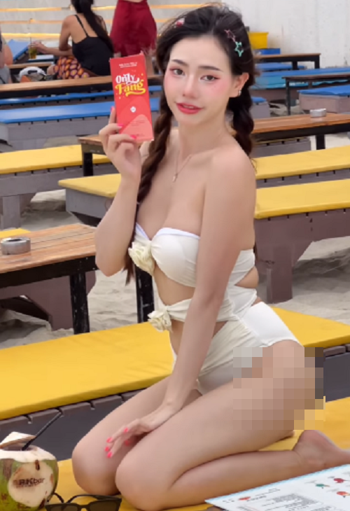 Việc mặc bikini dạo phố với cô nàng là chuyện thường ngày.